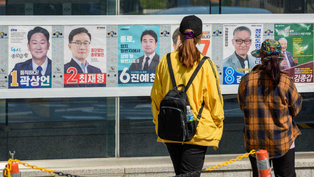 Carteis coas candidaturas nas lexislativas surcoreanas a terza feira. (Foto: Kim Jae-Hwan / Europa Press / Contacto)