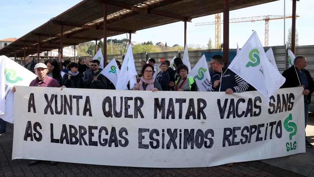 Protesta ante a Xunta polo protocolo de baleirado de animais (Foto: Arxina).