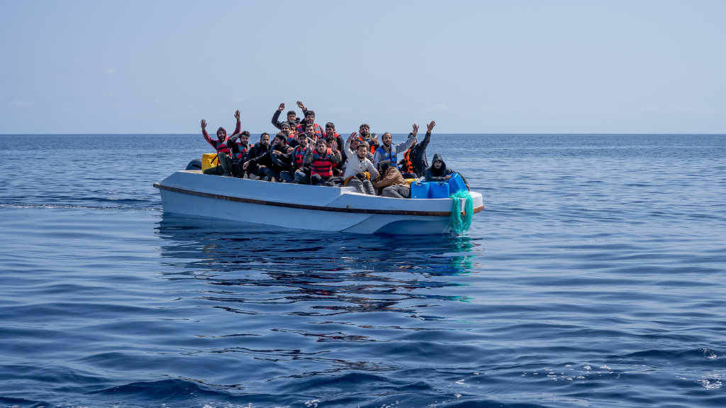 Un grupo de persoas migrantes pide axuda ao ser atopado no mar Mediterráneo a mediados 
de marzo. (Foto: Simone Boccaccio / Europa Press)