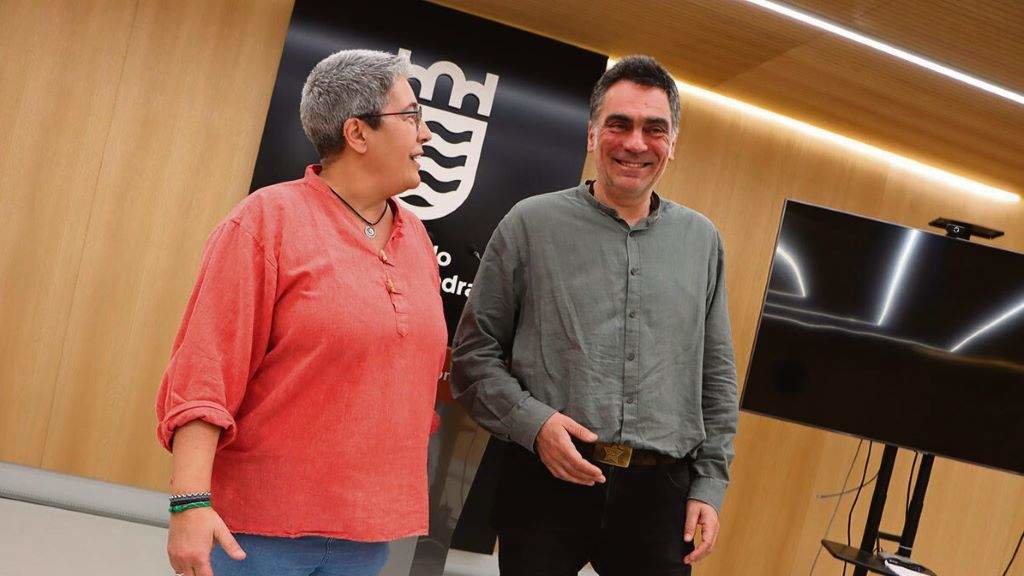 O edil de Cultura, Demetrio Gómez, con Mar García, encargada do programa.