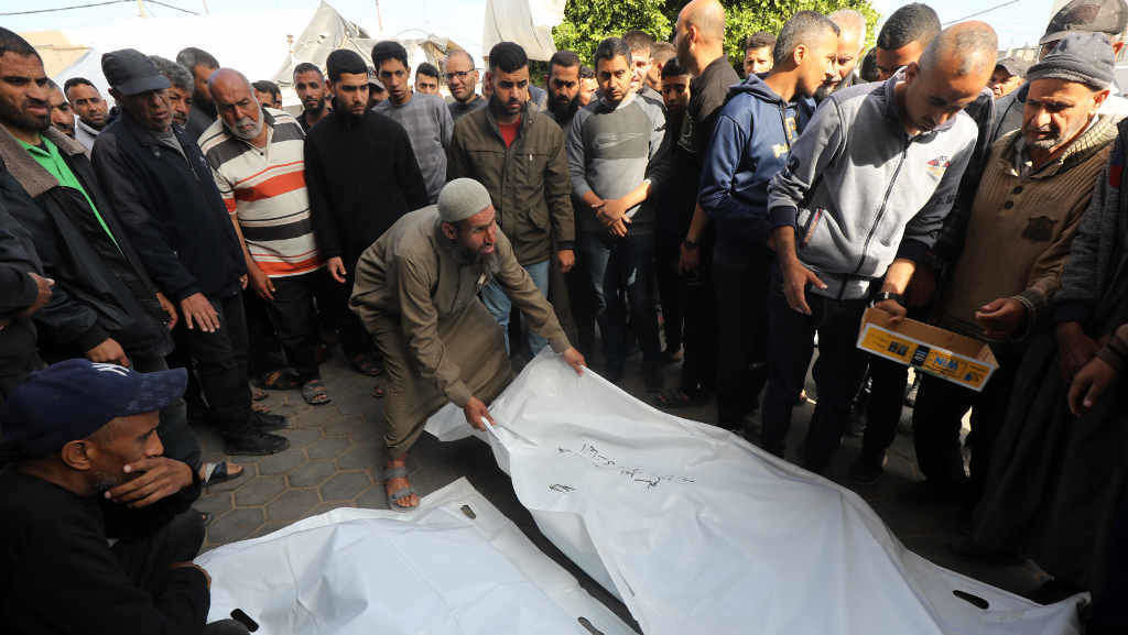 Palestinos reciben os corpos das e dos seus familiares asasinados por Israel en Gaza, a terza feira. (Foto: Naaman Omar / Europa Press / Contacto)