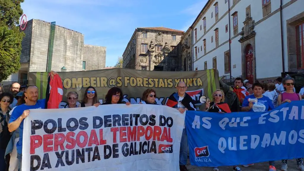 Protesta &aacute;s portas de Bonaval, este domingo, durante a investidura de Alfonso Rueda. (Foto: CNT)