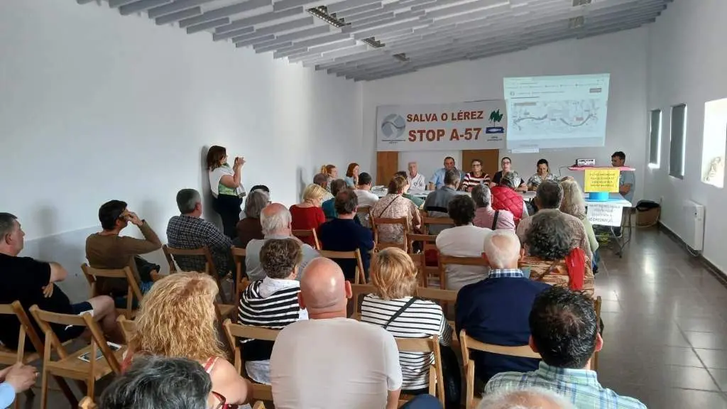 Reuni&oacute;n de representantes de Adega con veci&ntilde;os e veci&ntilde;as de Xeve e Bora convocadas pola plataforma de afectadas pola autov&iacute;a A-57. (Foto: N&oacute;s Diario)