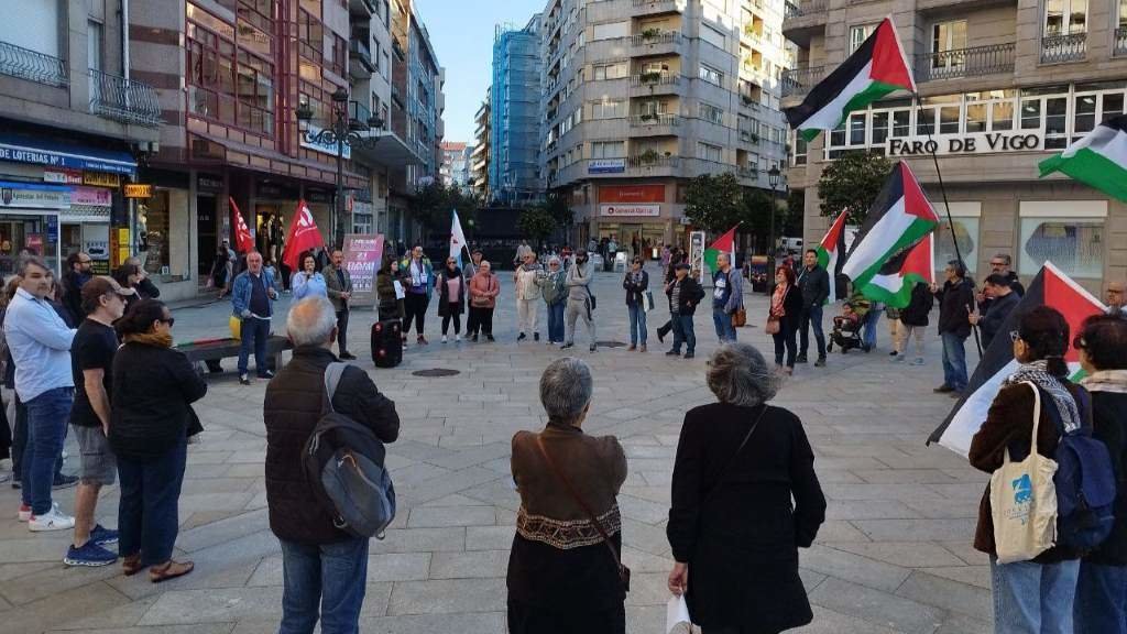 Concentración, esta segunda feira, en Vilagarcía de Arousa, en solidariedade co pobo palestino. (Foto: Iago Lorenzo)