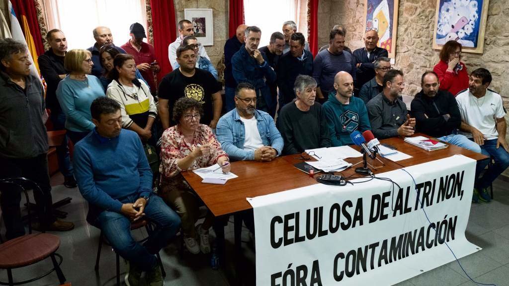 Xaquín Rubido, presidente da PDRA, no centro da mesa, esta segunda feira na rolda de prensa en Carril (Vilagarcía de Arousa). (Foto: Arxina)