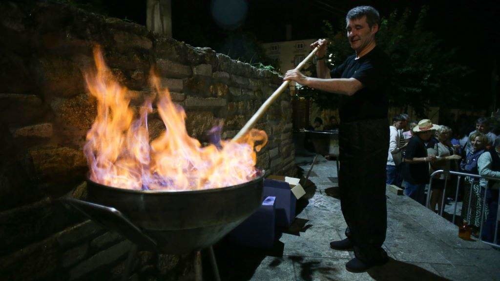 Un home prepara a queimada en Cervo, na Mariña (Foto: Carlos Castro / Europa Press).