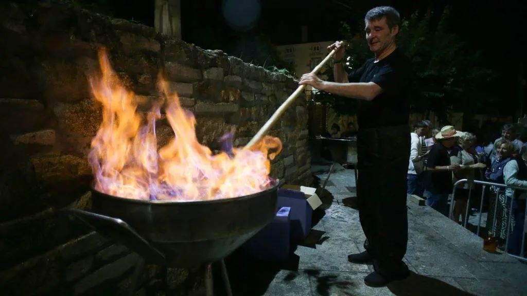 Un home prepara a queimada en Cervo, na Mari&ntilde;a (Foto: Carlos Castro / Europa Press).