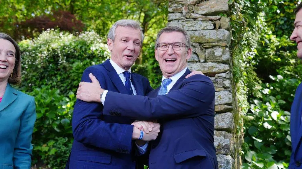Alfonso Rueda e Alberto N&uacute;&ntilde;ez Feixoo durante o acto de toma de posesi&oacute;n do presidente da Xunta en San Domingos de Bonaval. (Foto: &Aacute;lvaro ballesteros / Europa Press).