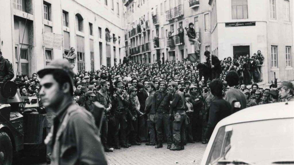 Operacións militares do 25 de abril de 1974 en Largo do Carmo, Lisboa. (Foto: Coleção Abílio Mendes da Silva / Universidade de Coimbra).