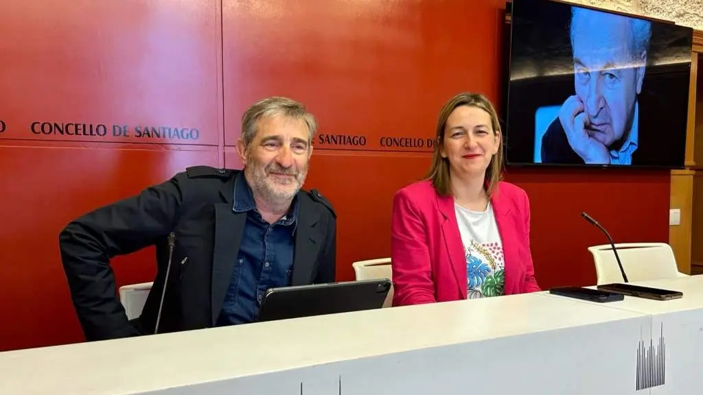 Camilo Franco, M&iacute;riam Louzao e, na pantalla, John Banville. (Foto: N&oacute;s Diario)