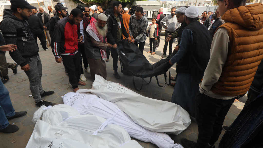 Palestinos recibindo os corpos das e dos seus familiares asasinados por Israel, o domingo en Gaza. (Foto: Omar Ashtawy / Europa Press)