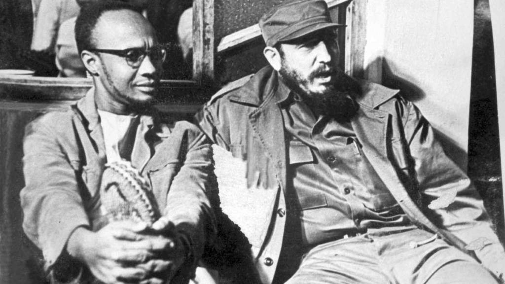 Amílcar Cabral com Fidel Castro, em Cuba, em Janeiro de 1966, por ocasião da Conferência Tricontinental. (Foto: Fundaçao Mário Soares)