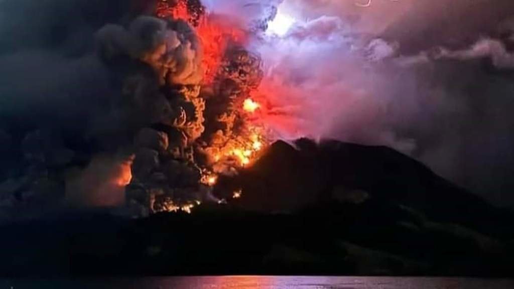Erupción do volcán Ruang, en Indonesia (Foto: Center for Volcanology and Geological Hazard Mitigation vía Bureau of Meteorology).