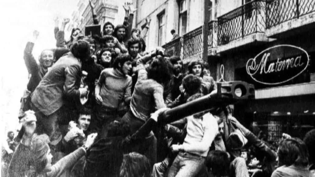 Veci&ntilde;anza de Lisboa nun carro de combate, o 25 de abril de 1974, durante a Revoluci&oacute;n dos Caraveis (Foto: S. G.).