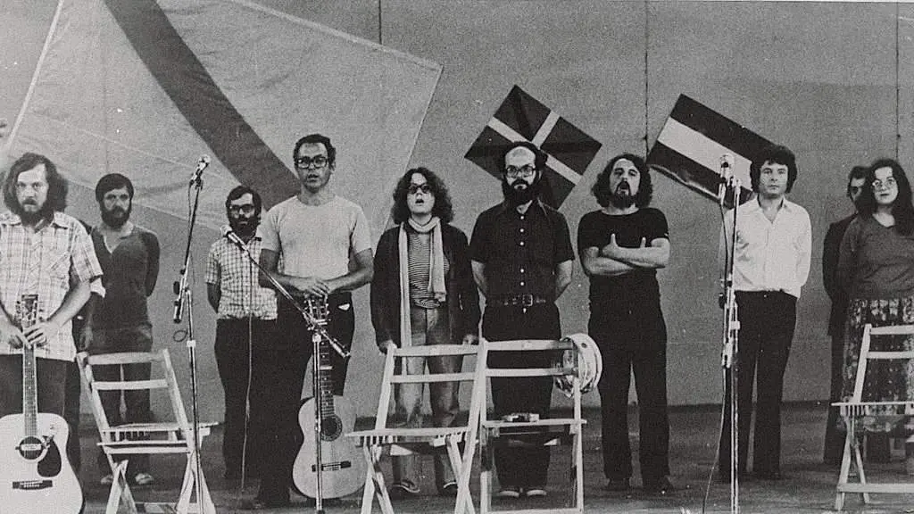 "Festival dos Pobos Ib&eacute;ricos", decorrido na Coru&ntilde;a en Agosto de 1978. De esquerda a dereita: Joxean e Jesus Artze (Euskal Herria), Jos&eacute; Afonso (Portugal), Marina Rossell (Catalunya), Xico de Carinho (Galiza), Bibiano (Galiza) e Enrique Morente&nbsp;(Andaluc&iacute;a). (Foto: Arquivo do autor)