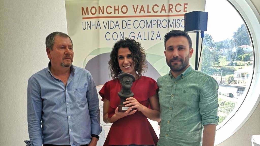 Xoán Costa, María Obelleiro e Alberte Mera co premio Moncho Valcarce (Foto: Nós Diario).