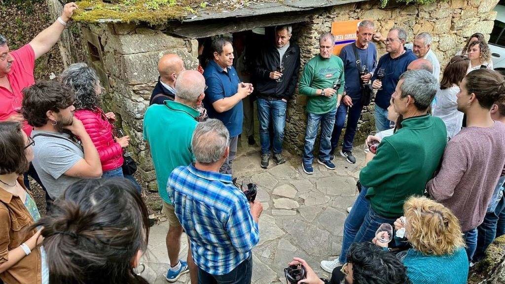 Momento da cata circular musicada realizada na edición 2023 da Feira do Viño de Vilachá, na Pobra do Brollón (Terra de Lemos). (Foto: Ursula Neilson).