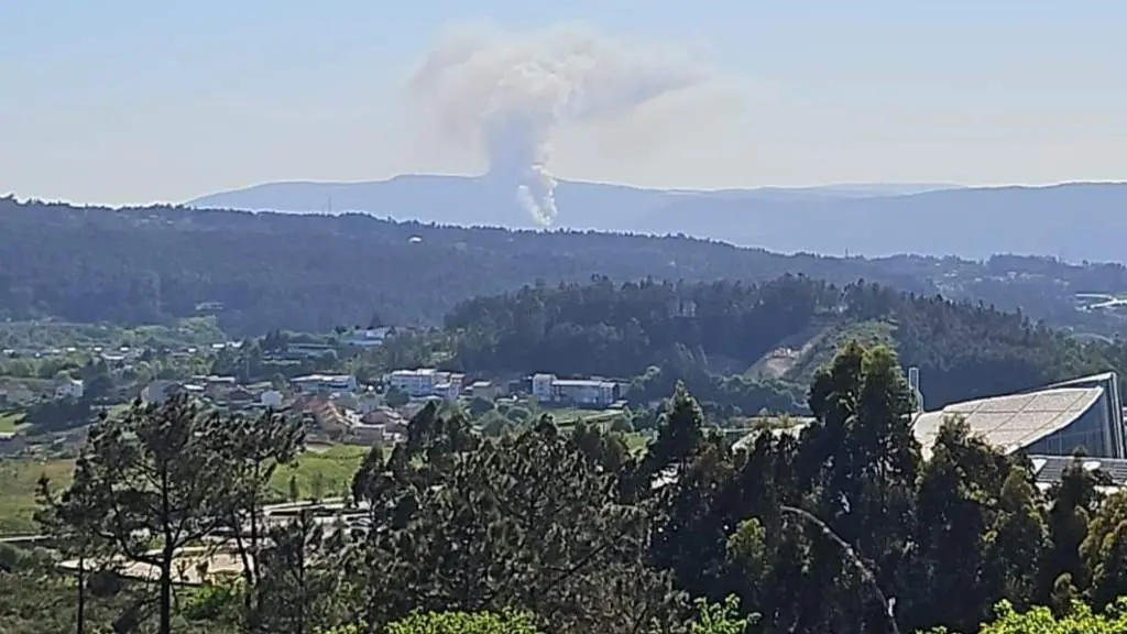 Incendio en Rois (Foto: Europa Press).