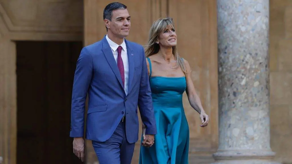 O presidente do Goberno espa&ntilde;ol, Pedro S&aacute;nchez, e a s&uacute;a muller, Bego&ntilde;a G&oacute;mez (Foto: &Aacute;lex C&aacute;mara / Europa Press).