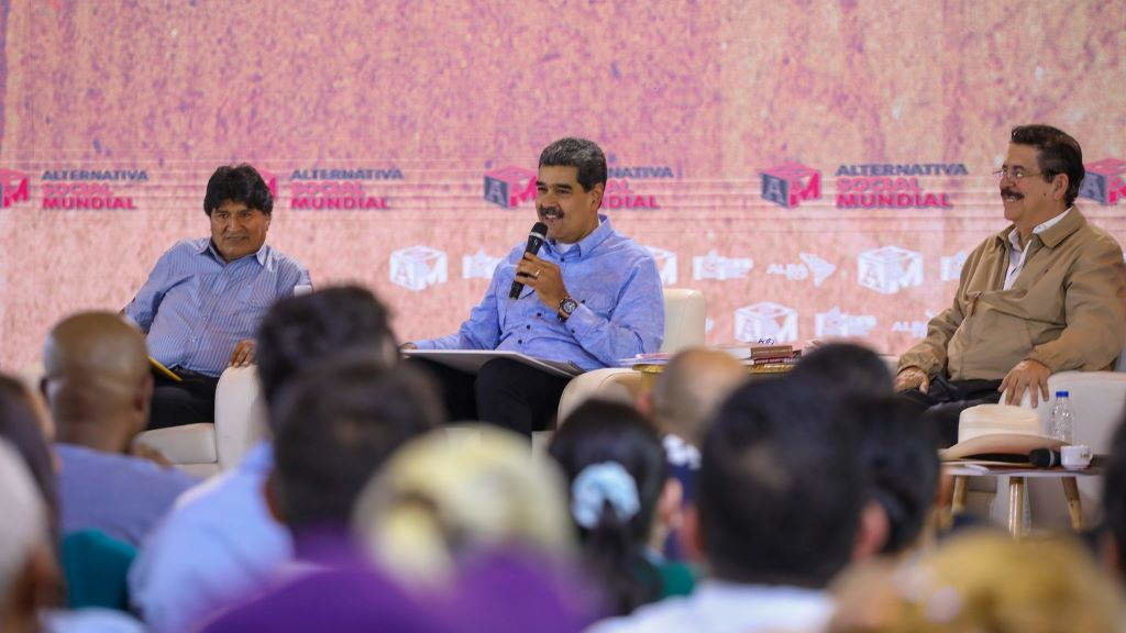 Evo Morales, Nicolás Maduro e Manuel Zelaya durante o Encontro para uma Alternativa Social Mundial decorrido em Caracas. (Foto: Presidência de Venezuela).