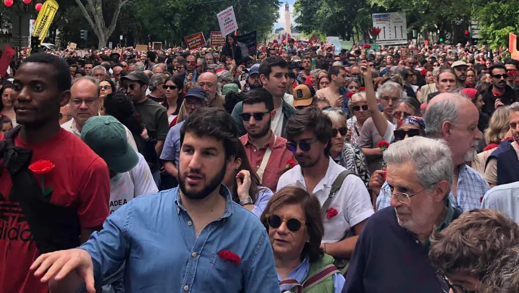 Avenida da Liberdade de Lisboa, a capital portuguesa, durante a manifestaci&oacute;n da quinta feira. (Foto: FaMe)