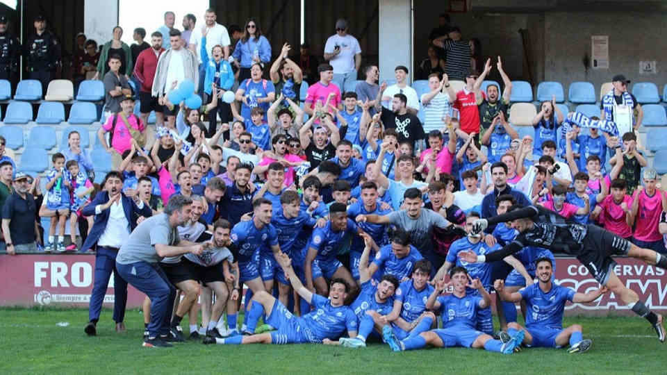 O Ourense celebrando o ascenso (Foto: Ourense CF).