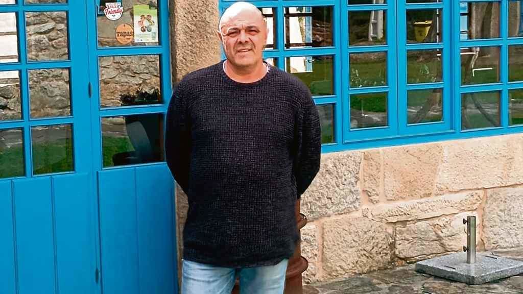 Suso Santiso diante do seu restaurante en Palas de Rei (Foto: M. M.).