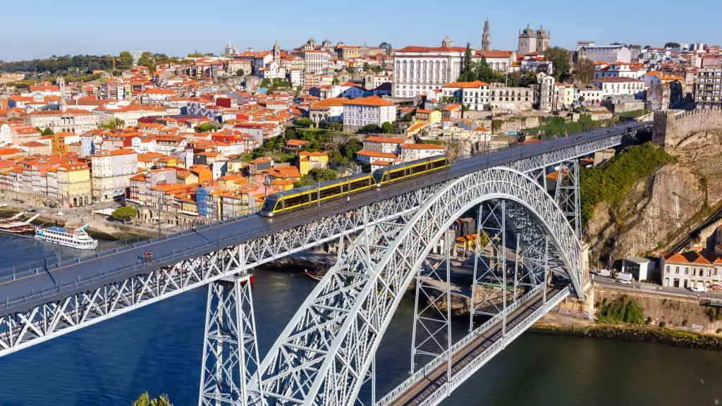 A ponte de Luis I sobre o r&iacute;o Douro une a cidade do Porto con Vila Nova de Gaia, en Portugal. (Foto: Markus Mainka).