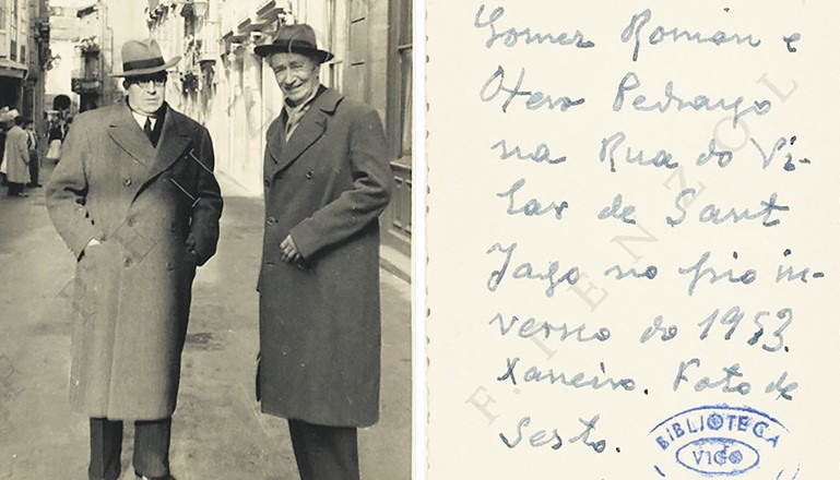 Anverso e reverso dunha foto de Otero Pedraio e Gómez Román na rúa do Vilar en Santiago de Compostela. (Foto: Arquivo da Fundación Penzol).