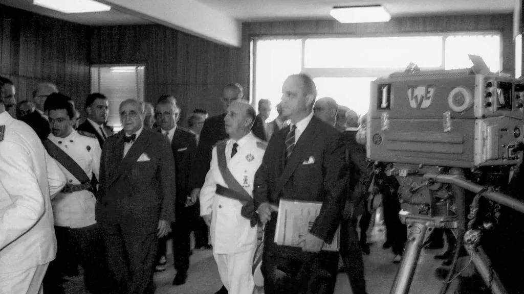 O ditador Francisco Franco, acompa&ntilde;ado en 1964 polo Ministro de Informaci&oacute;n e Turismo naquela altura, Manuel Fraga Iribarne, inaugura os estudos de TVE (Foto: Europa Press / Co).