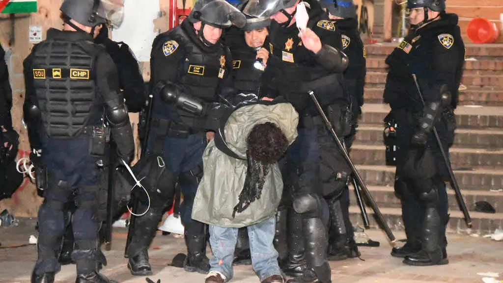 Arresto durante a represi&oacute;n policial contra o campamento pro palestino na Universidade de California nos &Aacute;nxeles (UCLA), a quinta feira. (Foto: Gene Blevins / Zuma Press v&iacute;a Europa Press)