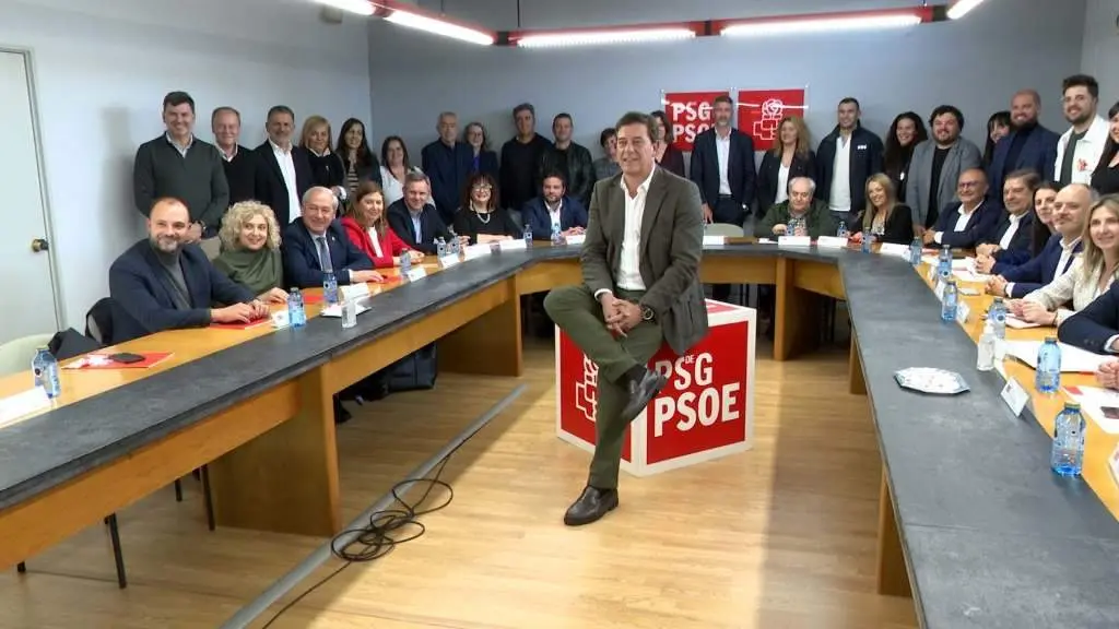Jos&eacute; Ram&oacute;n G&oacute;mez Besteiro xunto &aacute; nova Executiva do PSdeG (Foto: Europa Press).