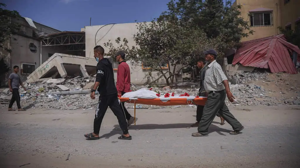 Traslado do corpo dunha persoa palestina asasinada por Israel en Gaza. (Foto: Saher Alghorra / Europa Press / Contacto)