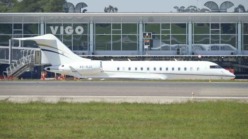Un avión no aeroporto de Vigo (Foto: Javier Vázquez / Europa Press).