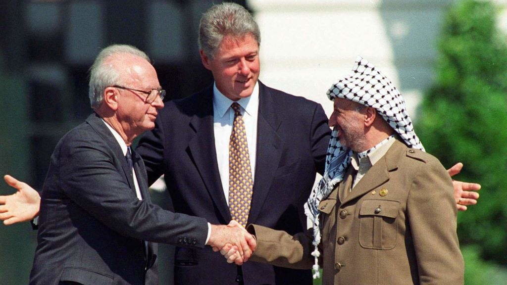 Yitzhak Rabin, Bill Clinton e Yasser Arafat durante os Acordos de Oslo o 13 de setembro de 1993. (Foto: Vince Musi / The White House).