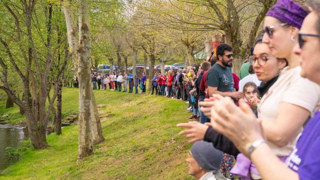 Cadea humana simbólica ás beiras do Ulla o pasado 7 de abril, expresión do rexeitamento da veciñanza ao proxecto de Altri. (Foto: Santiso Vivo).