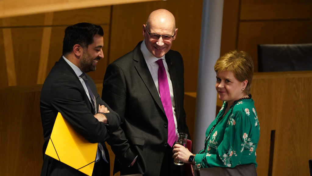 Swinney (centro) cos seus precesores, Yousaf e Sturgeon, a terza feira. (Foto: Andrew Milligan / PA Wire / DPA vía Europa Press)