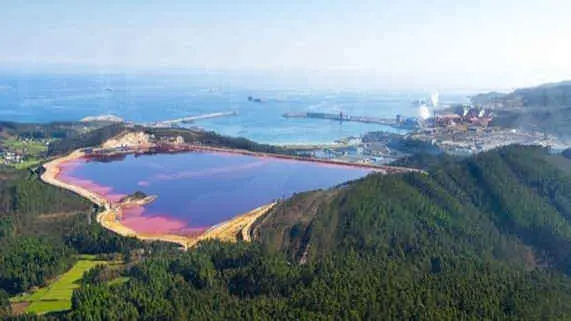 Balsa de lodos de Alcoa en San Cibrao, Cervo, na Mari&ntilde;a (Foto: Adega).