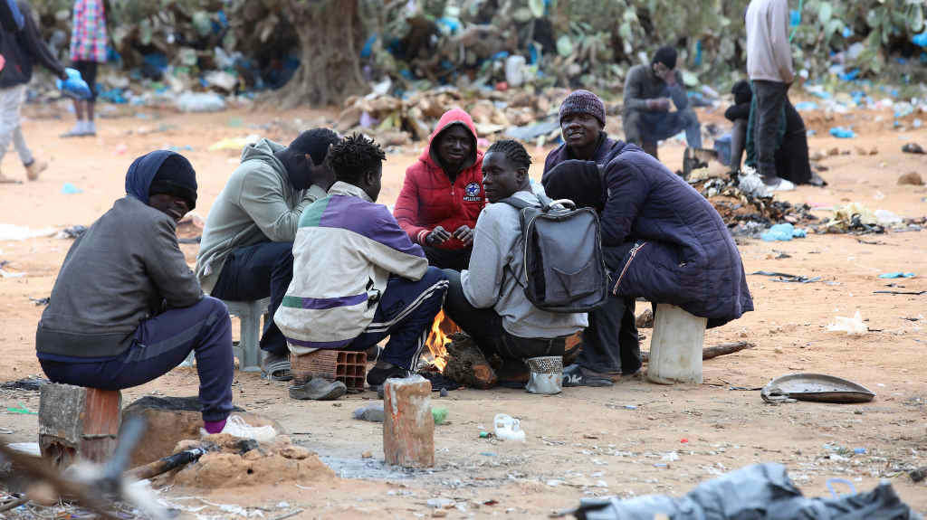 Persoas migrantes nun campamento improvisado en Tunisia. (Foto: Khaled Nasraoui / DPA)