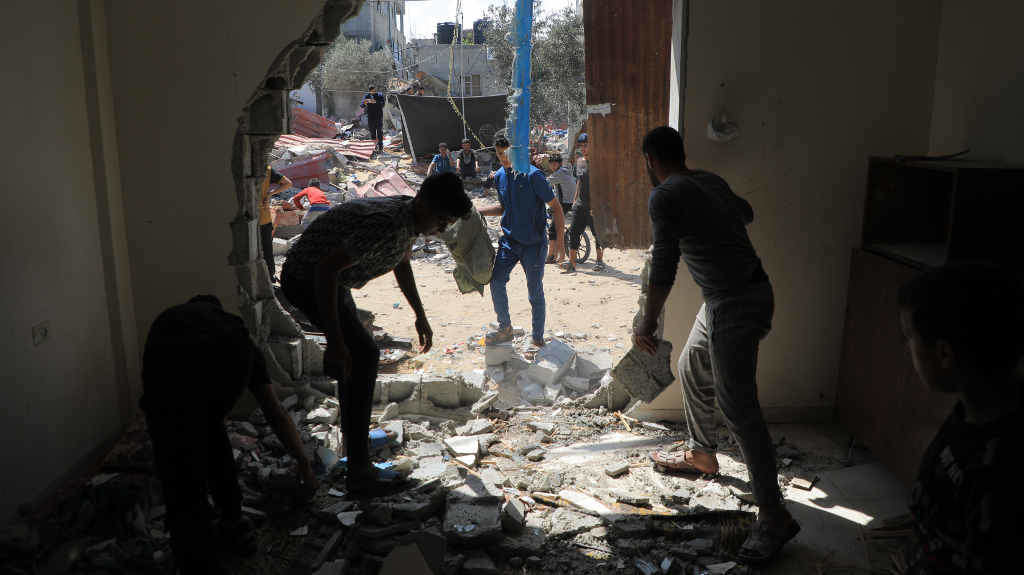 Palestinos en Rafah inspeccionaron os danos provocados no asalto israelí á cidade, a terza feira. (Foto: Rizek Abdeljawad / Xinhua News)