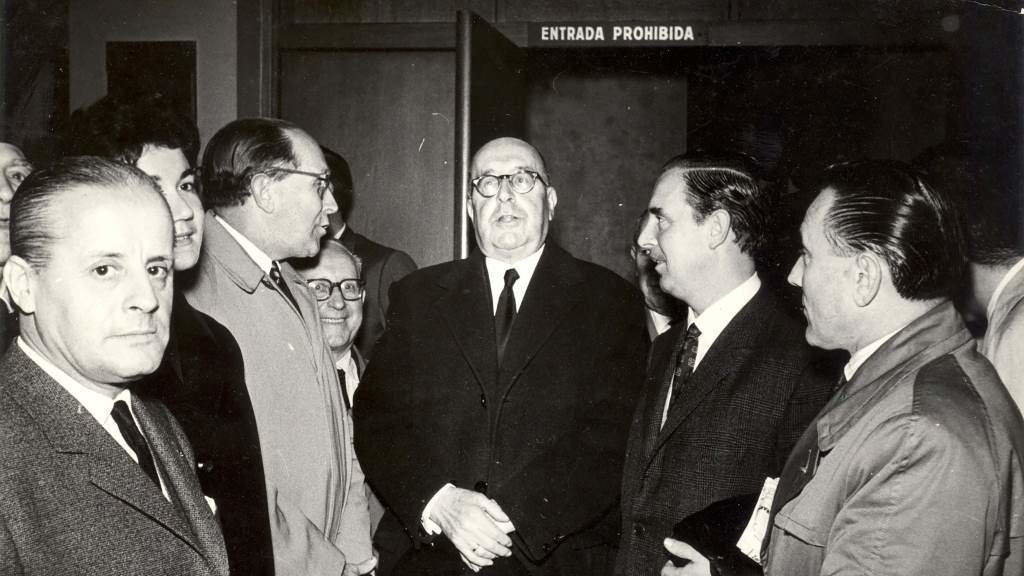 Otero Pedrayo, no centro, xunto a Castelao, de perfil á súa esquerda, e Rodolfo Prada e entre ambos, en Bos Aires, 1947. (Foto: Fundación Otero Pedrayo).