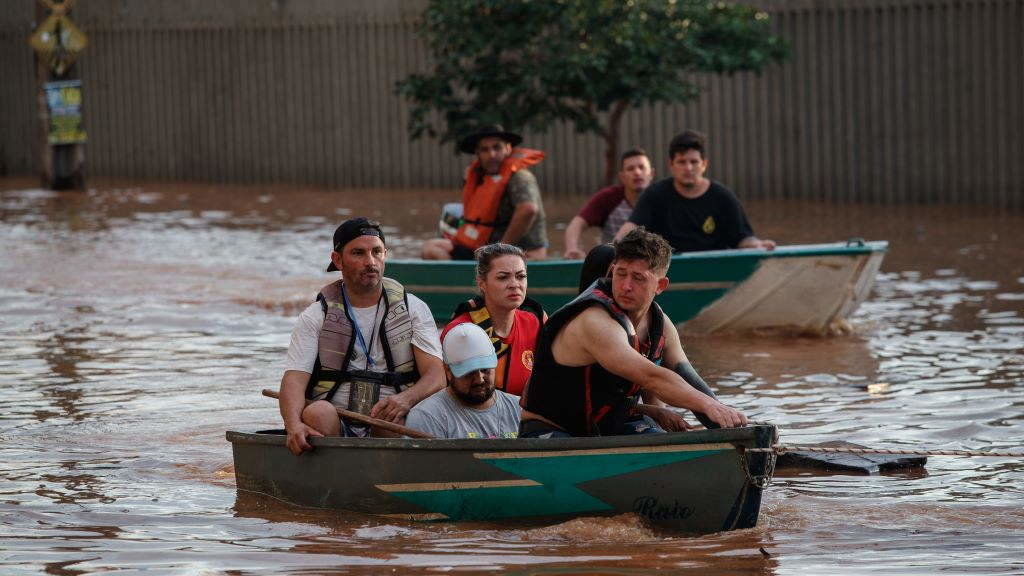 Equipas de resgate evacuam várias personas afetadas pelas inundações em Novo Hamburgo, Rio Grande do Sul, Brasil, o 5 de maio. (Foto: Europa Press / Contacto / Claudia Martini).