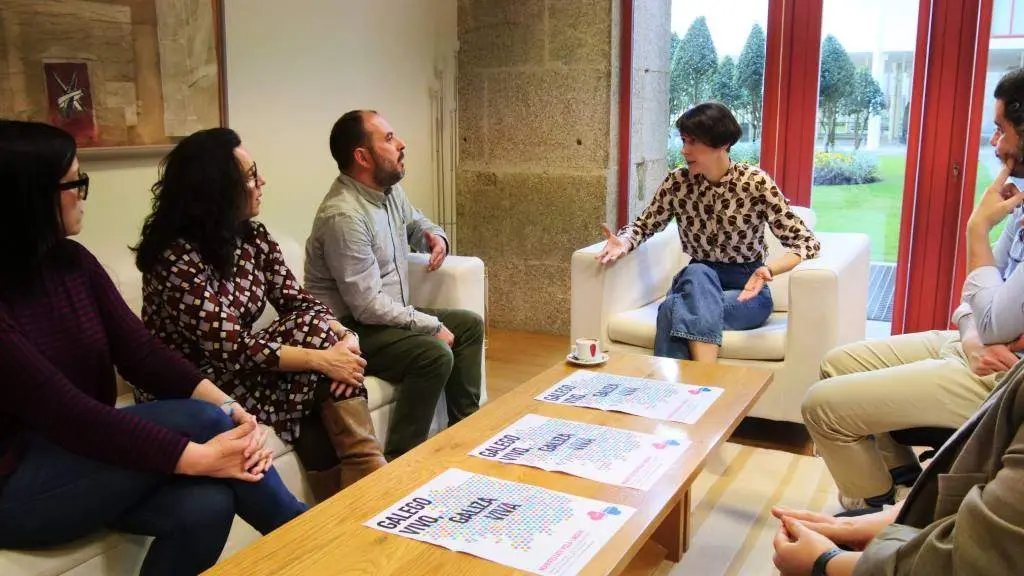 Encontro entre representantes de Queremos Galego e BNG, esta cuarta feira, no Parlamento. (Foto: N&oacute;s Diario)
