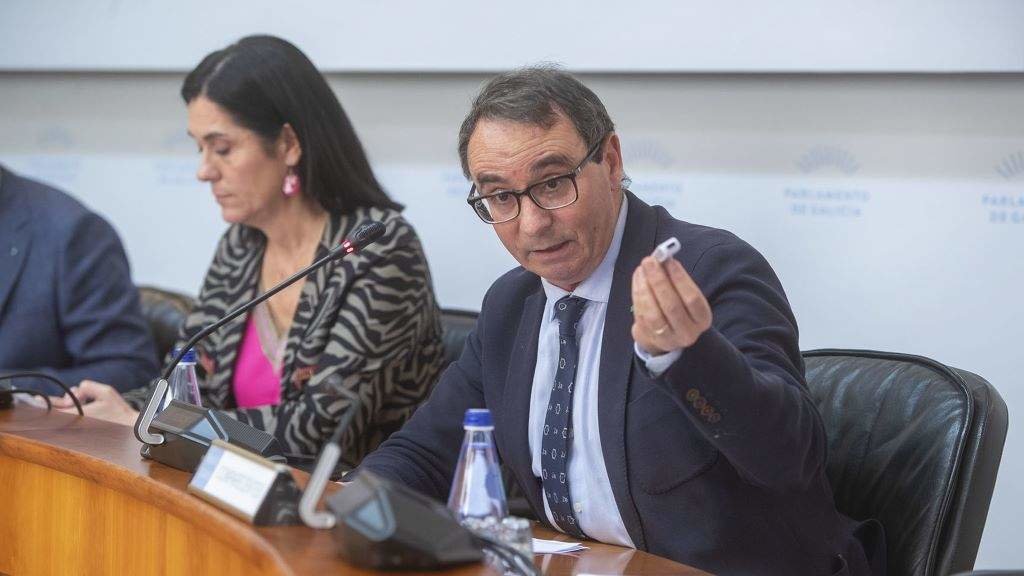 O director xeral de Xustiza, José Tronchoni, esta cuarta feira no Parlamento. (Foto: Conchi Paz / Xunta)