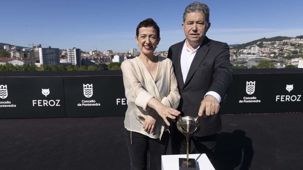 María Guerra e Miguel Anxo Fernández, posando co premio.