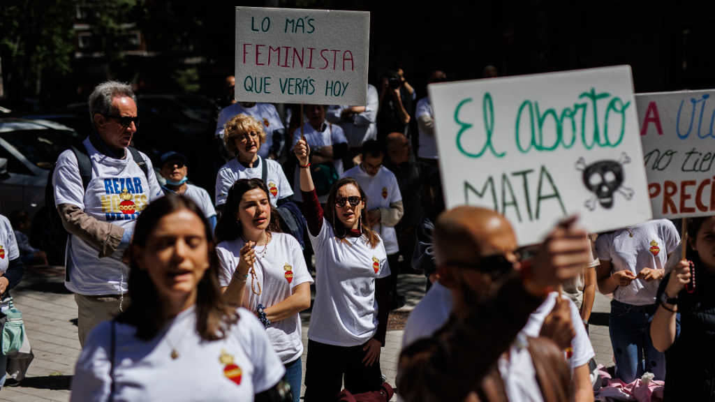 Manifestación antiabortista diante dunha clínica en Madrid. (Foto: Alejandro Martínez Vélez / Europa Press)