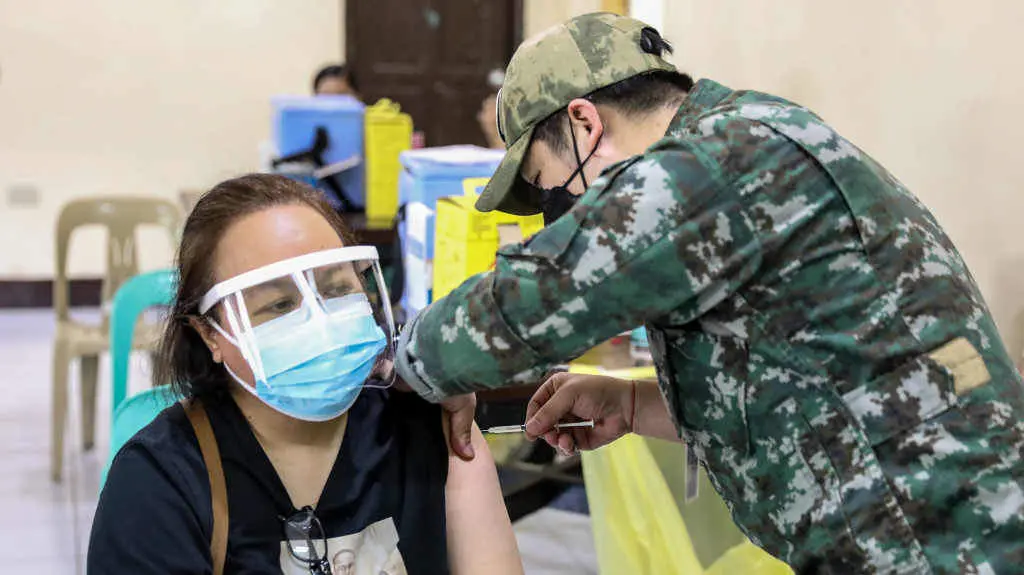 Vacinaci&oacute;n con AstraZeneca en Filipinas durante a pandemia. (Foto: Basilio Sepe / ZUMA Press Wire / DPA v&iacute;a Europa Press)