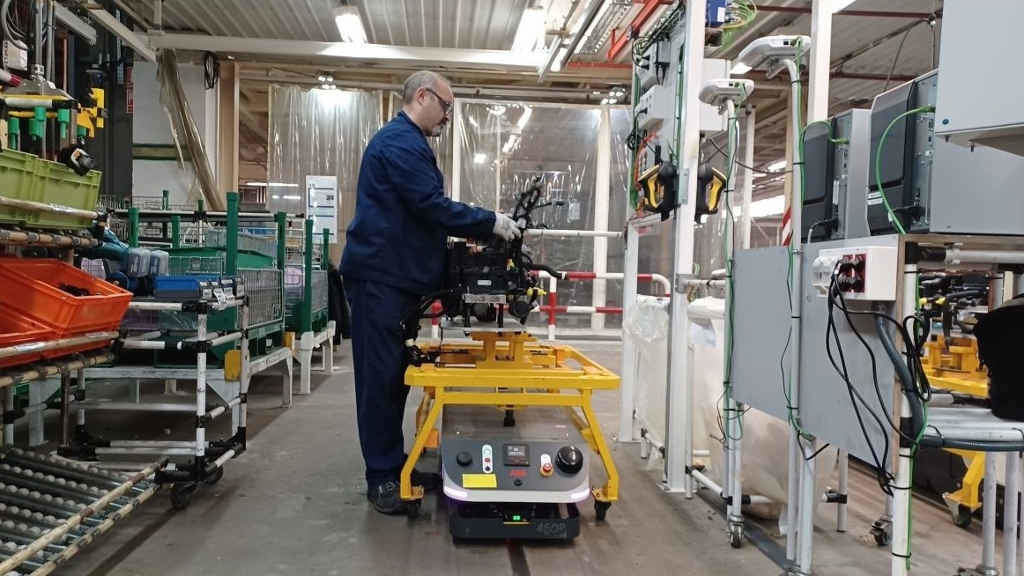 Un operario traballa na fábrica de Stellantis en Vigo (Foto: Stellantis).
