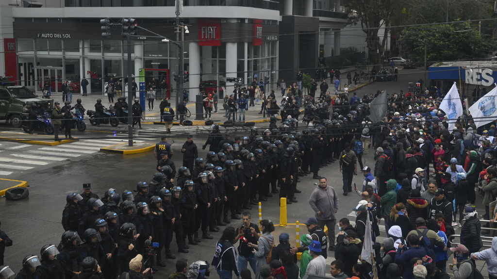 Despregadura policial para evitar a chegada das mobilizacións polos comedores sociais á residencia presidencial arxentina, a terza feira. (Foto: Igor Wagner / ZUMA Press Wire / DPA vía Europa Press)