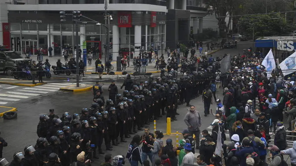Despregadura policial para evitar a chegada das mobilizaci&oacute;ns polos comedores sociais &aacute; residencia presidencial arxentina, a terza feira. (Foto: Igor Wagner / ZUMA Press Wire / DPA v&iacute;a Europa Press)